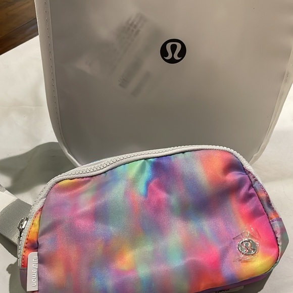 Lululemon everywhere belt bag prism wash multi NWT - Picture 6 of 6